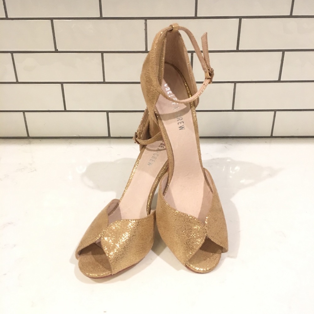 NWOT GOLD SPARKLY HEELS - COMFORTABLE!